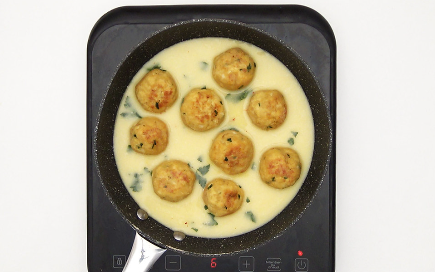 Albóndigas de pollo en salsa pepitoria. La receta de la abuela en formato albóndiga