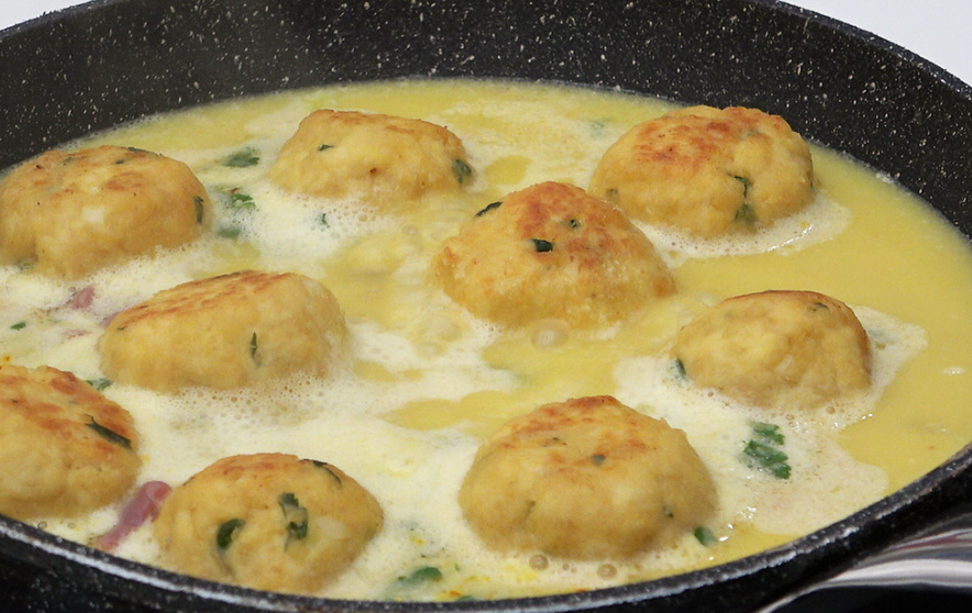 Albóndigas de pollo en salsa pepitoria. La receta de la abuela en formato albóndiga