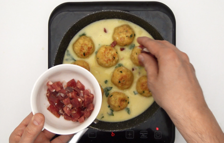 Albóndigas de pollo en salsa pepitoria. La receta de la abuela en formato albóndiga