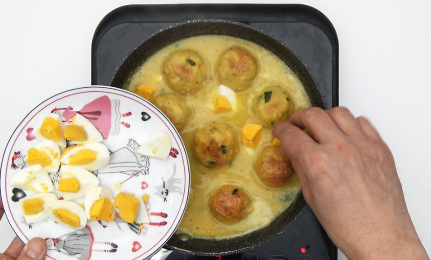 Albóndigas de pollo en salsa pepitoria. La receta de la abuela en formato albóndiga
