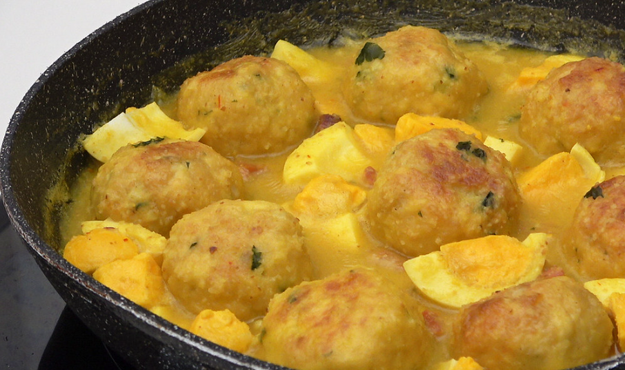 Albóndigas de pollo en salsa pepitoria. La receta de la abuela en formato albóndiga