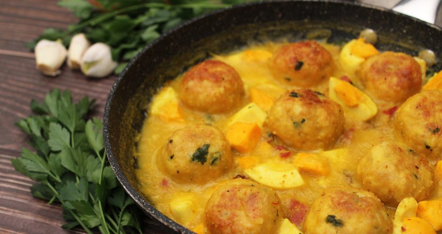 Albóndigas de pollo en salsa pepitoria. La receta de la abuela en formato albóndiga
