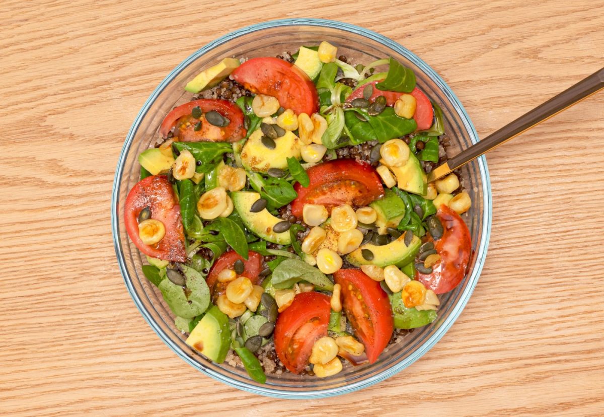 Ensalada de legumbres y aguacate. Una opción nutritiva en tu mesa