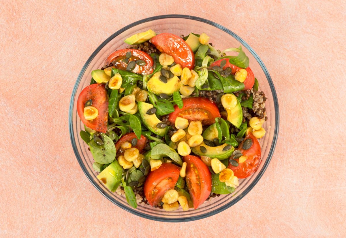 Ensalada de legumbres y aguacate. Una opción nutritiva en tu mesa
