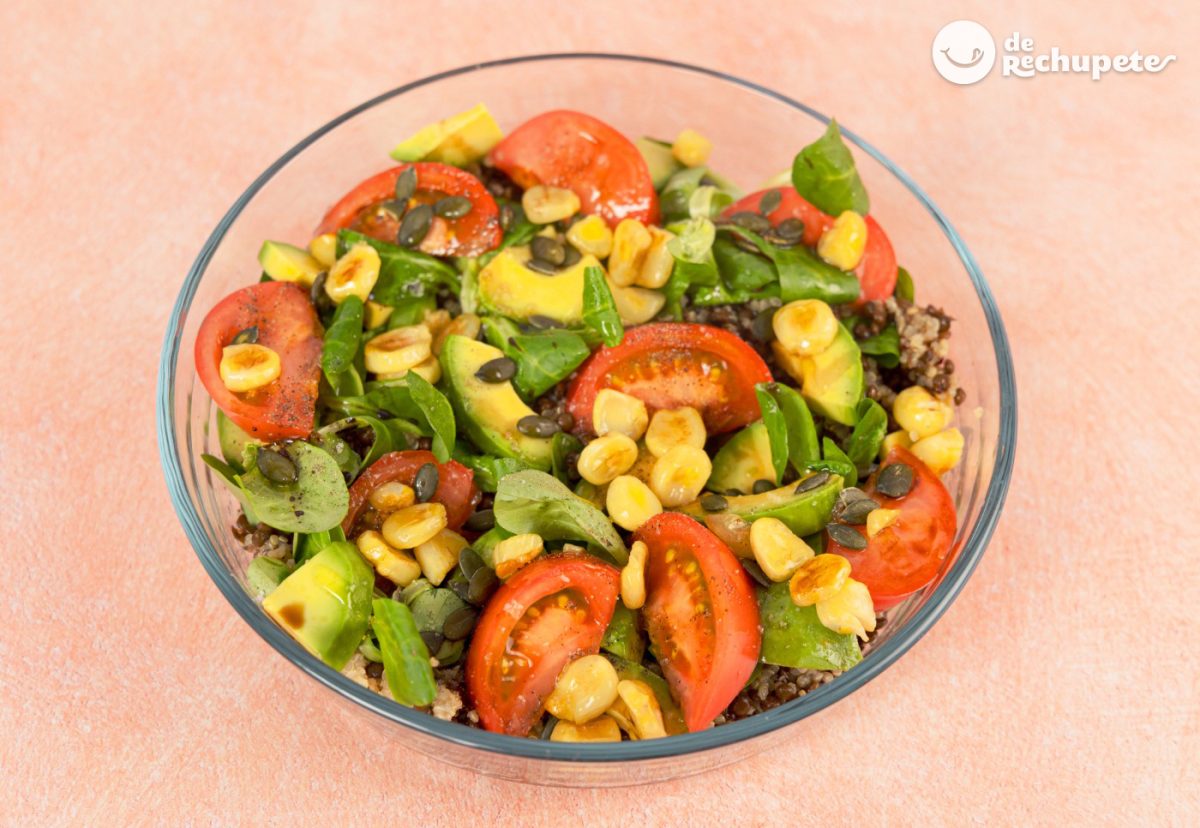 Ensalada de legumbres y aguacate. Una opción nutritiva en tu mesa
