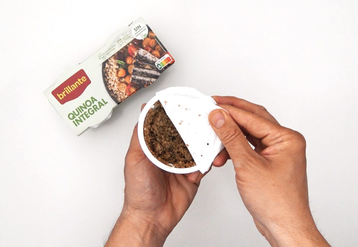 Ensalada de arroz y quinoa integral con melocotón, aguacate y uvas pasas