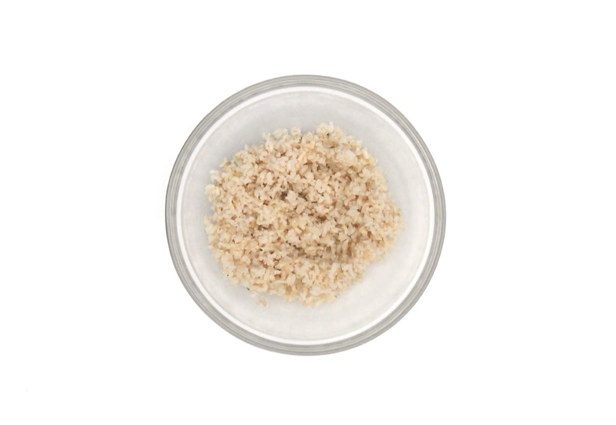 Ensalada de arroz y quinoa integral con melocotón, aguacate y uvas pasas