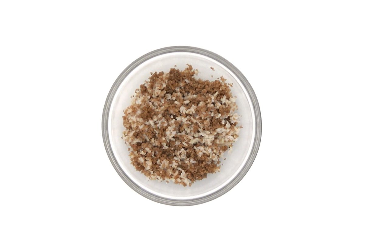 Ensalada de arroz y quinoa integral con melocotón, aguacate y uvas pasas