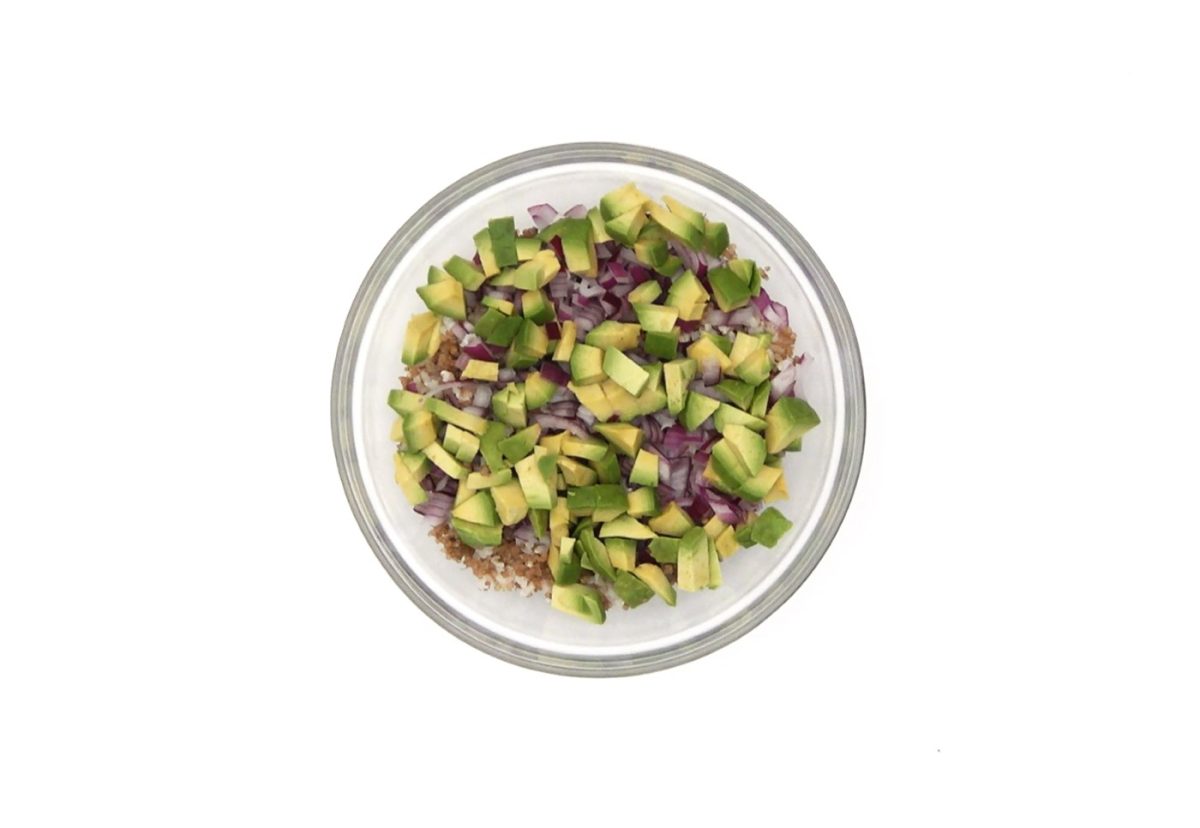 Ensalada de arroz y quinoa integral con melocotón, aguacate y uvas pasas