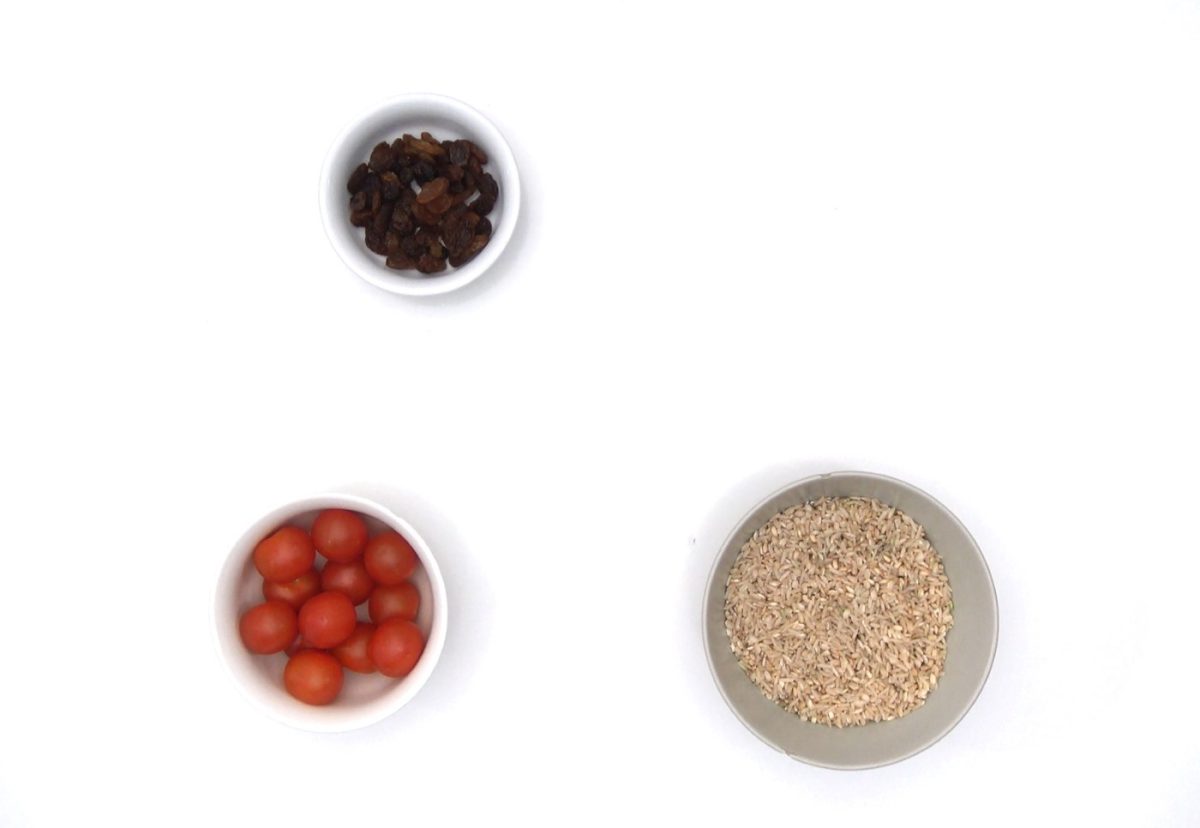 Ensalada de arroz y quinoa integral con melocotón, aguacate y uvas pasas