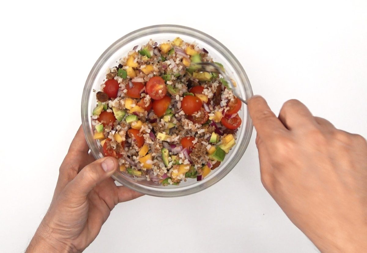 Ensalada de arroz y quinoa integral con melocotón, aguacate y uvas pasas