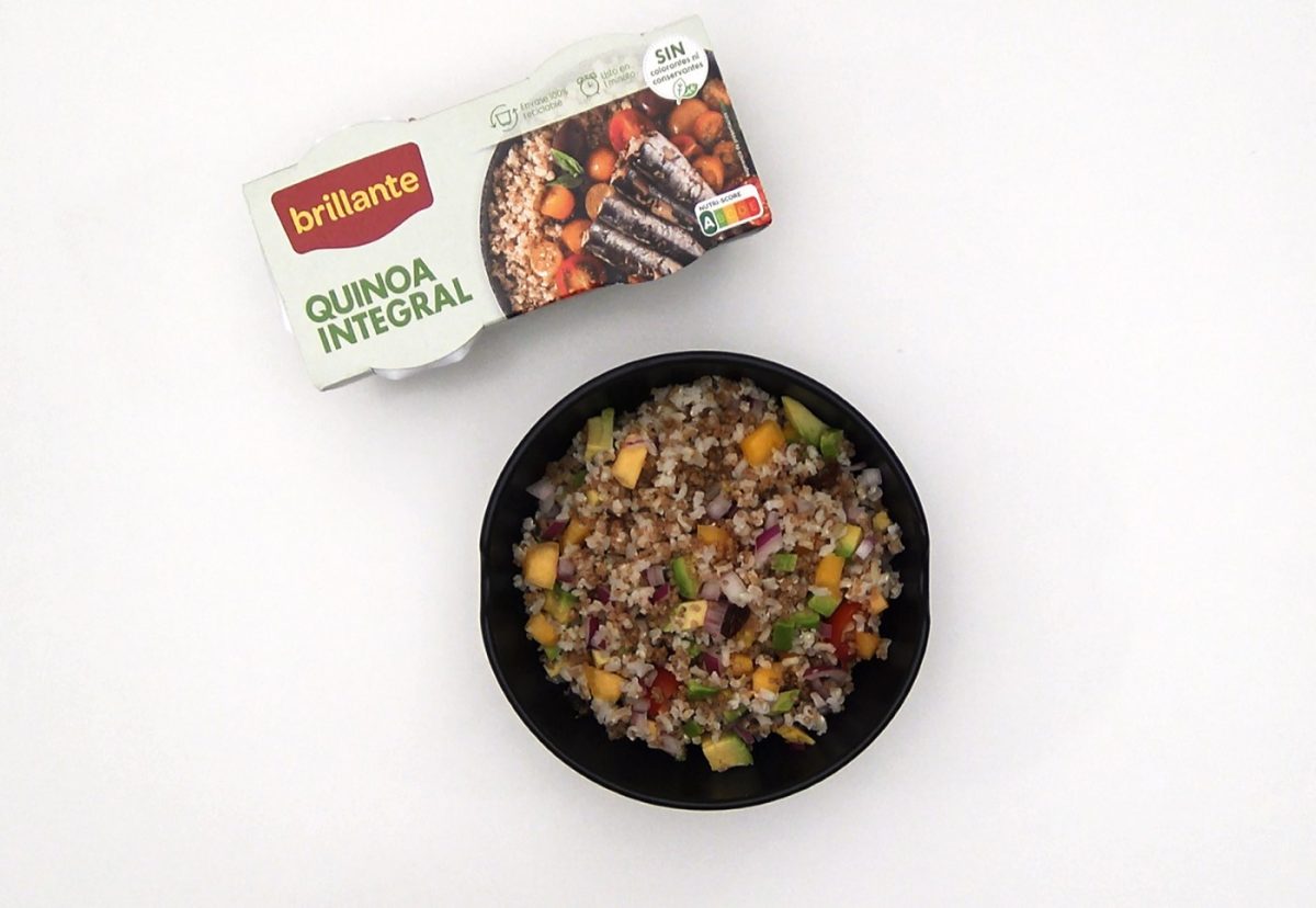 Ensalada de arroz y quinoa integral con melocotón, aguacate y uvas pasas