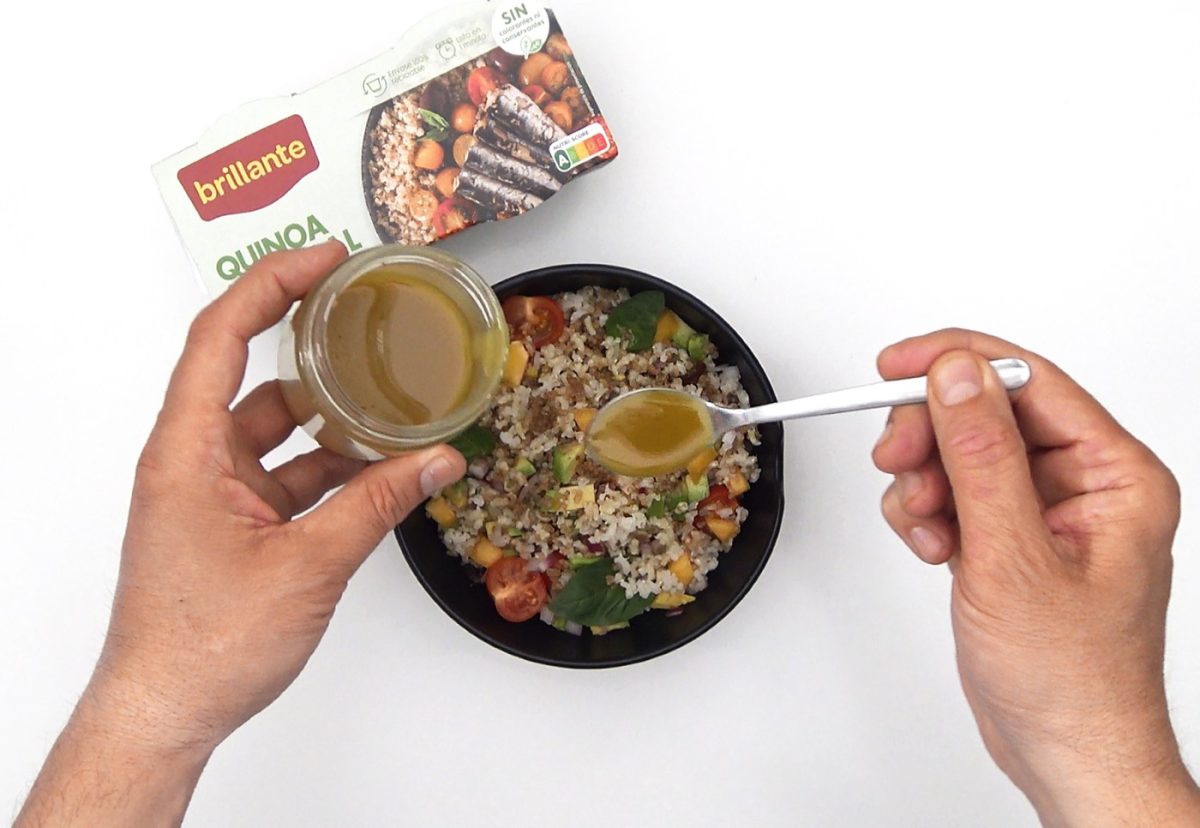 Ensalada de arroz y quinoa integral con melocotón, aguacate y uvas pasas