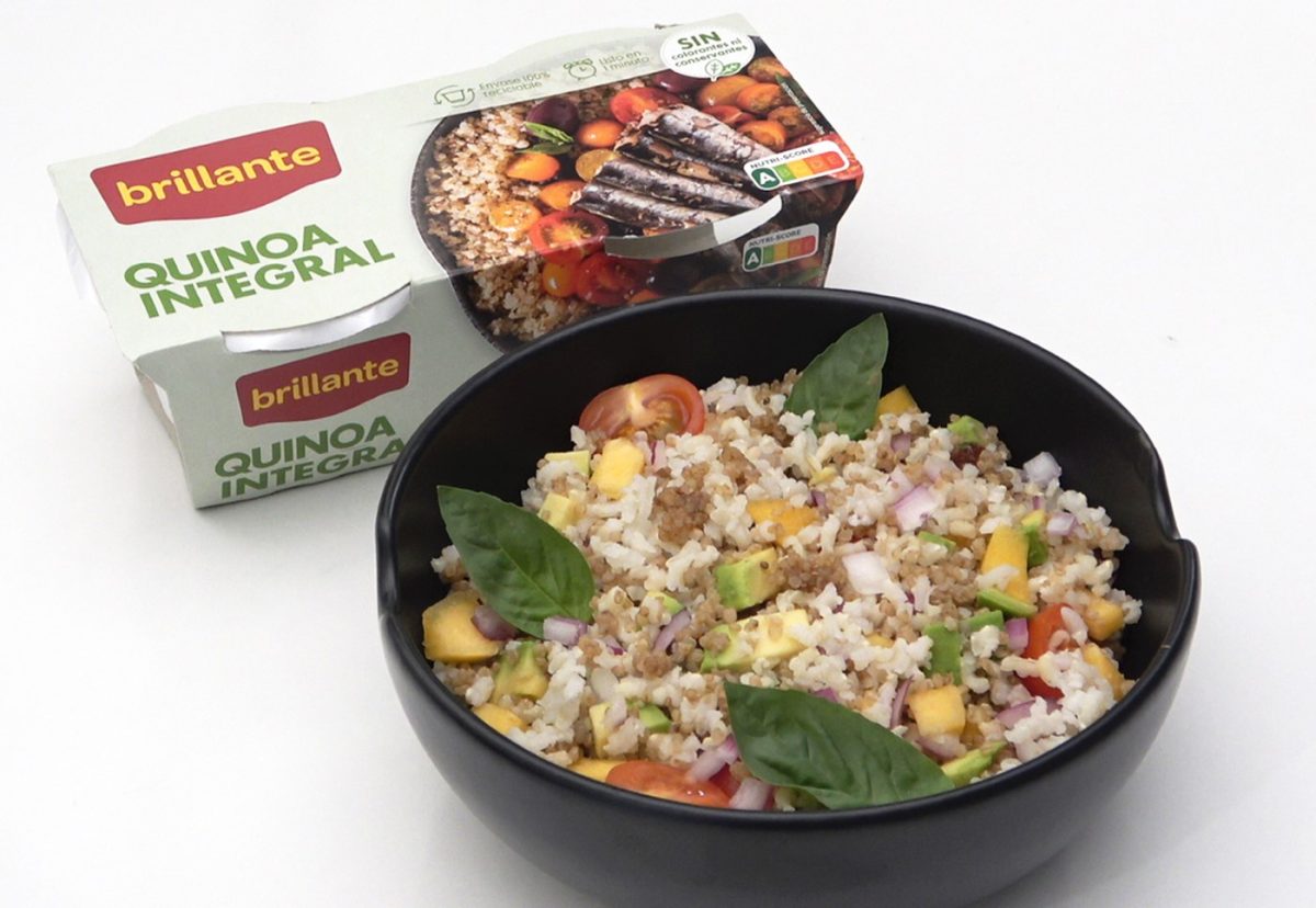Ensalada de arroz y quinoa integral con melocotón, aguacate y uvas pasas