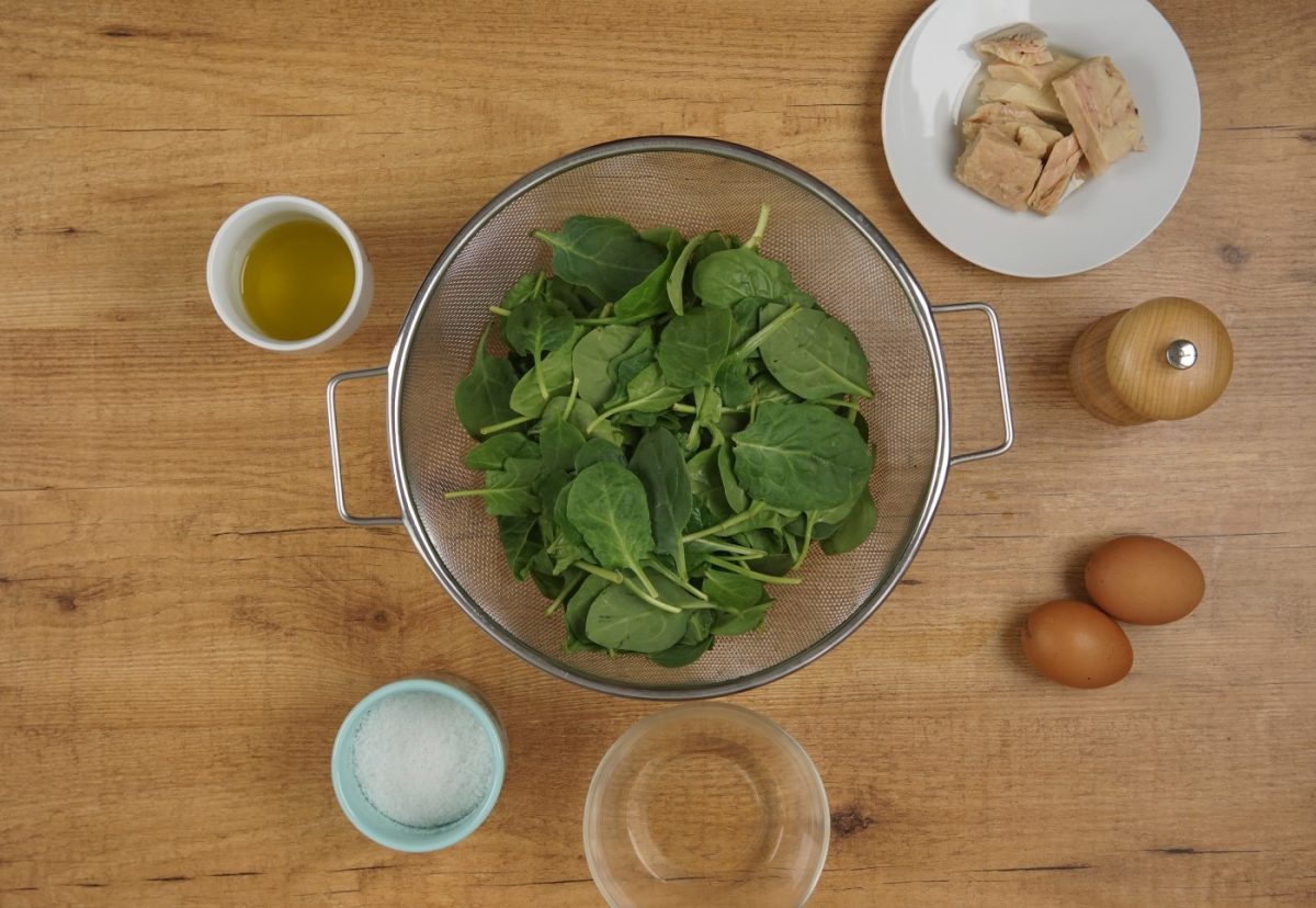 Ensalada de espinacas con bonito. Combinación deliciosa y saludable