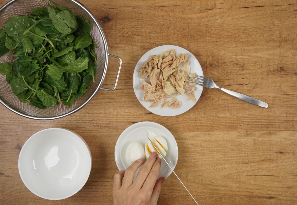 Ensalada de espinacas con bonito. Combinación deliciosa y saludable