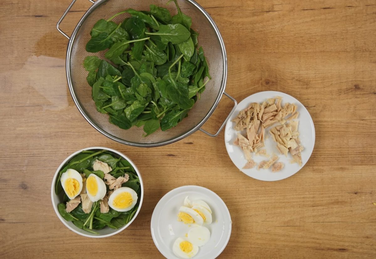 Ensalada de espinacas con bonito. Combinación deliciosa y saludable