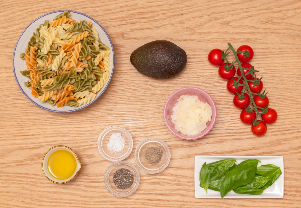 Ensalada de pasta con aguacate. Un plato perfecto para cualquier época