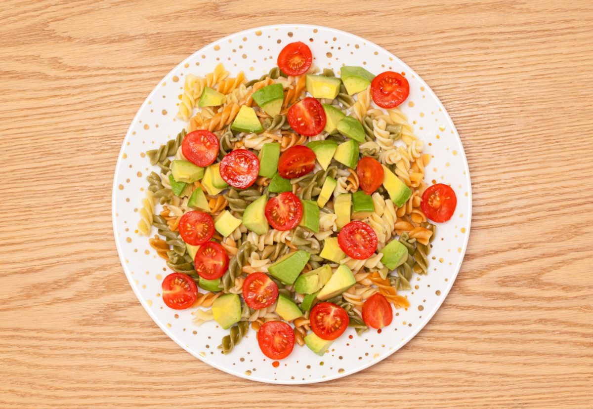 Ensalada de pasta con aguacate. Un plato perfecto para cualquier época