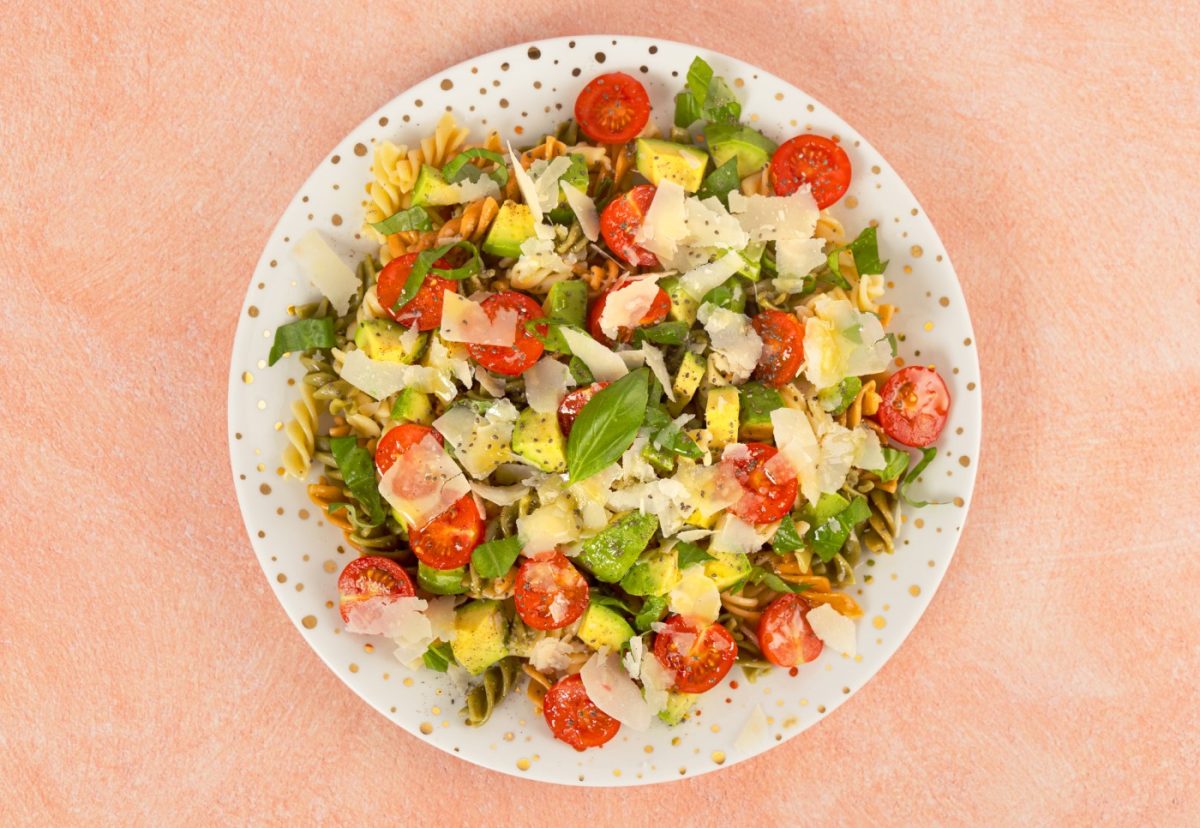 Ensalada de pasta con aguacate. Un plato perfecto para cualquier época
