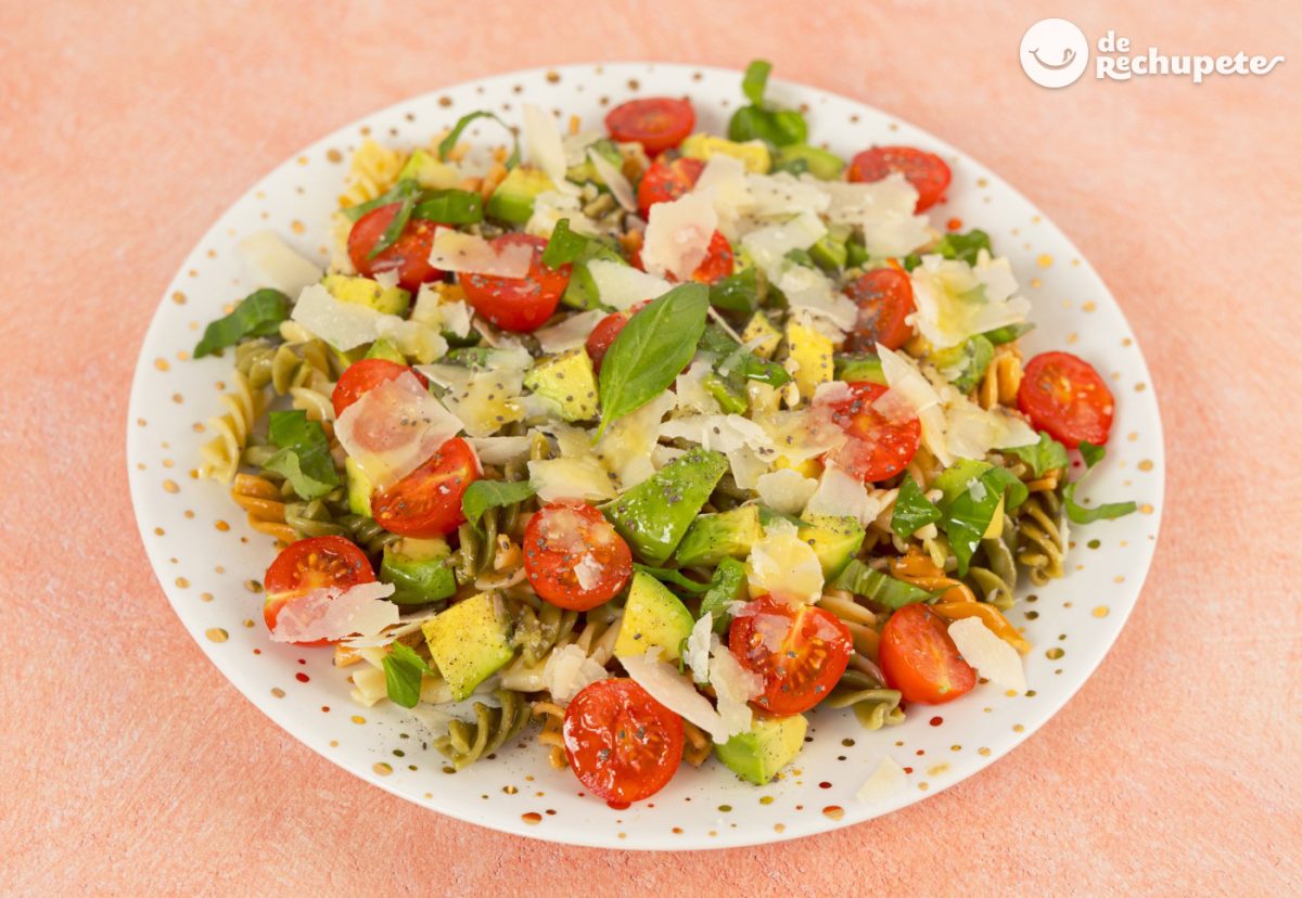 Ensalada de pasta con aguacate. Un plato perfecto para cualquier época