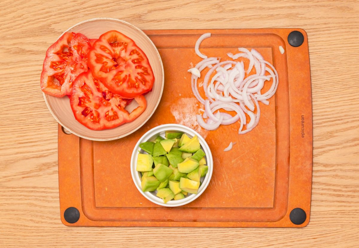 Ensalada de aguacate, tomate y queso feta. Un plato fresco y saludable