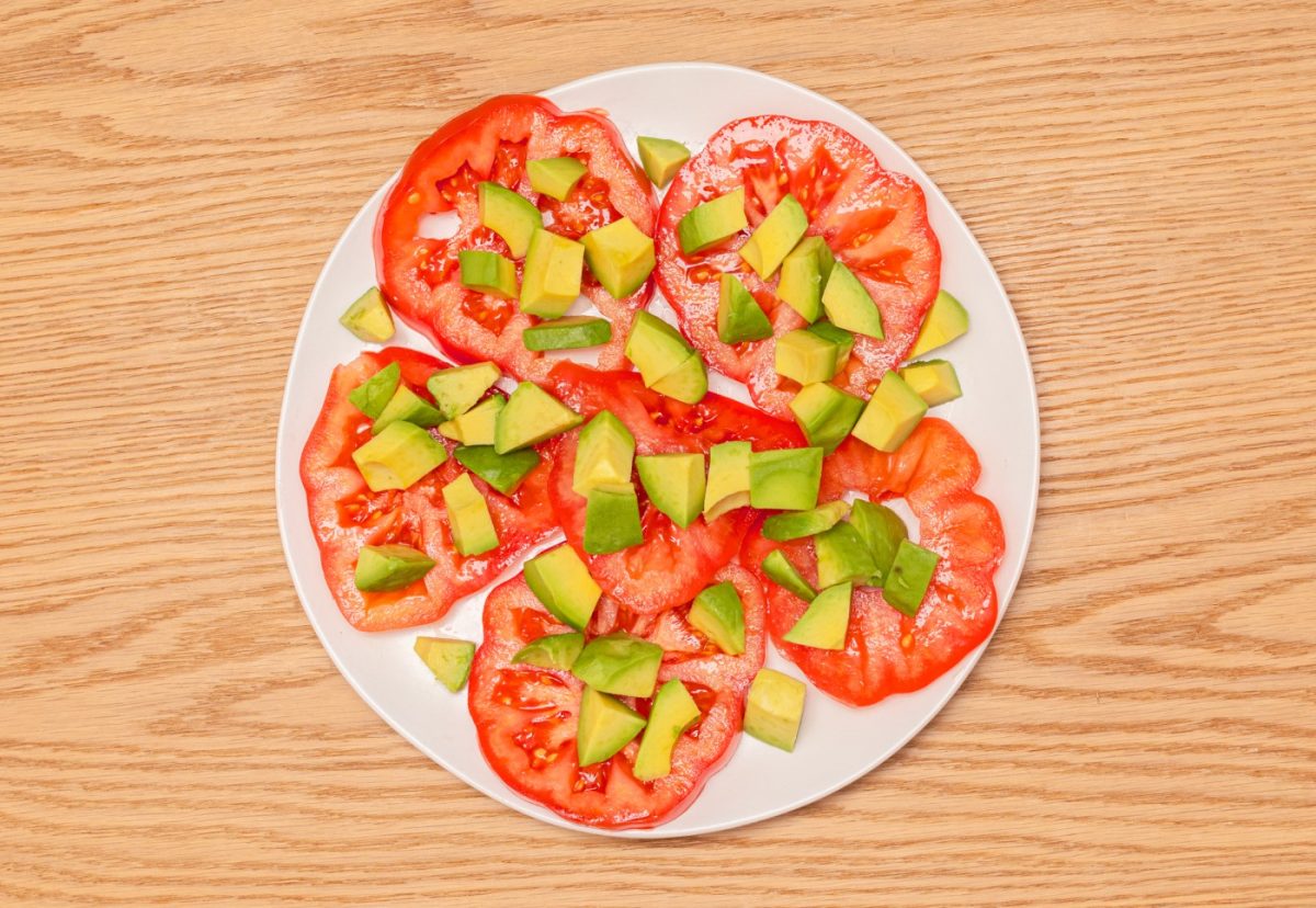 Ensalada de aguacate, tomate y queso feta. Un plato fresco y saludable