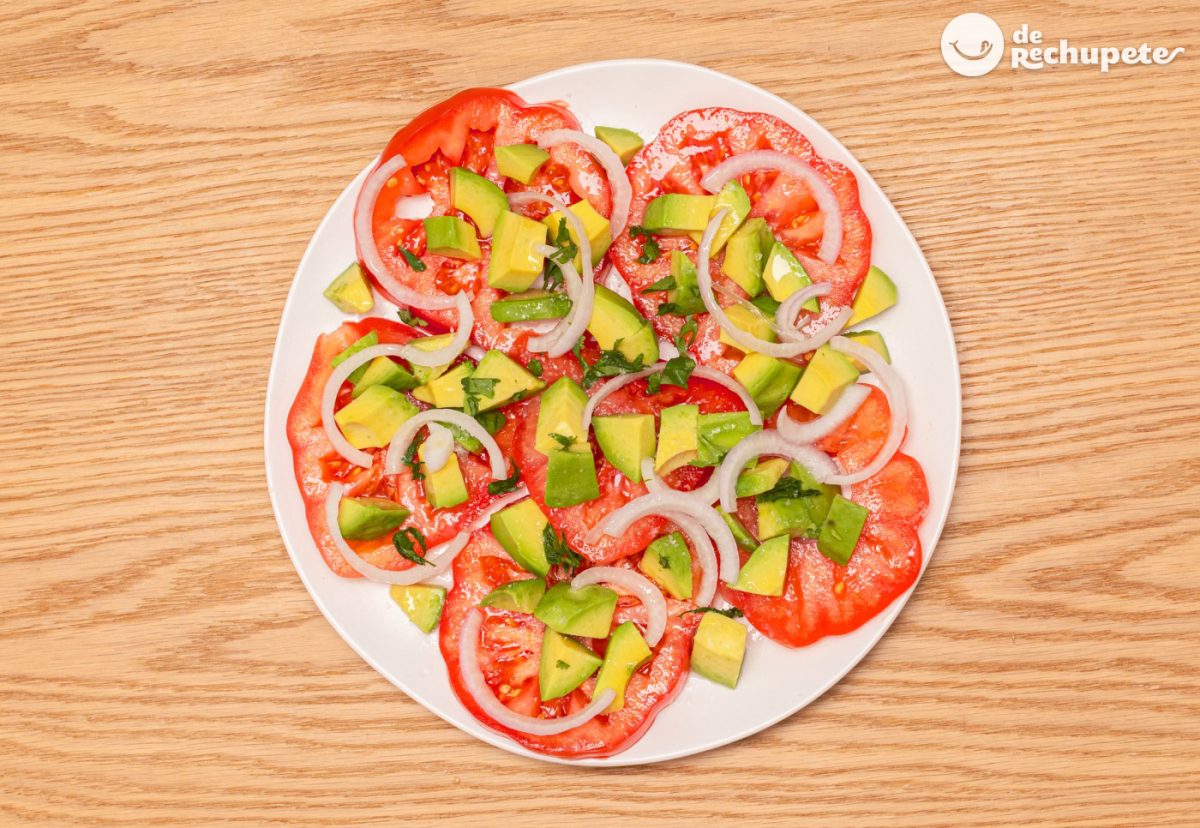 Ensalada de aguacate, tomate y queso feta. Un plato fresco y saludable