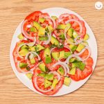 Ensalada de aguacate, tomate y queso feta. Un plato fresco y saludable