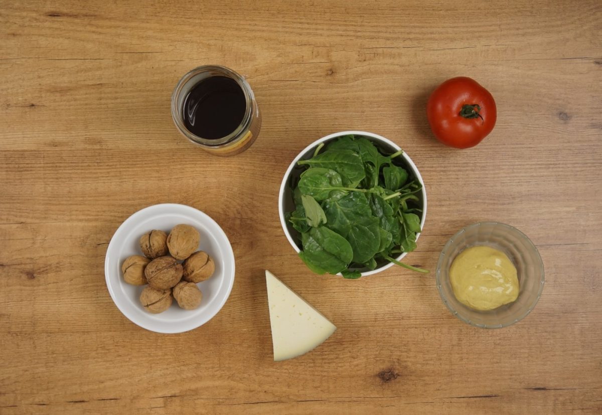 Ensalada de espinacas con queso y nueces. Un plato nutritivo y riquísimo