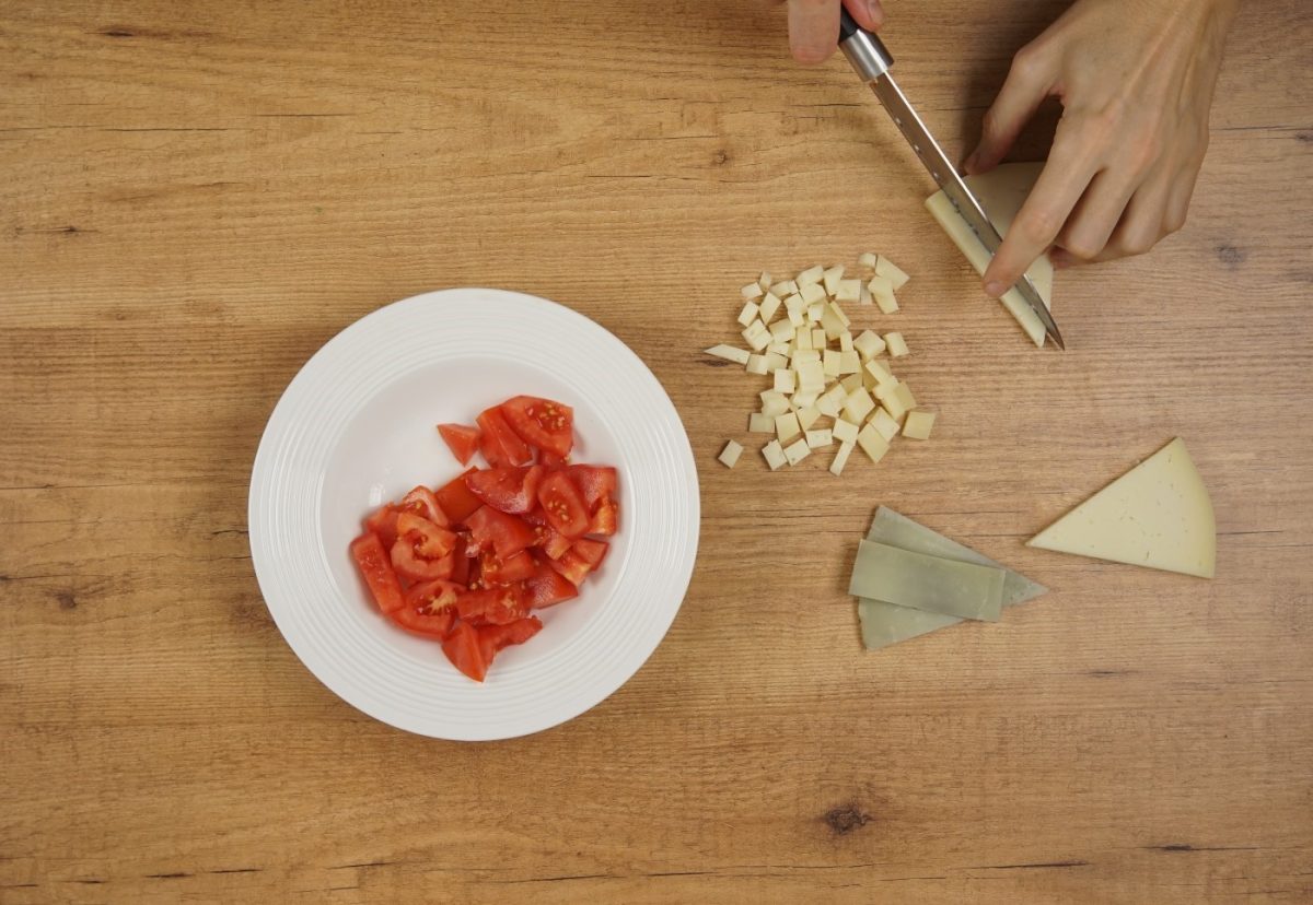 Ensalada de espinacas con queso y nueces. Un plato nutritivo y riquísimo