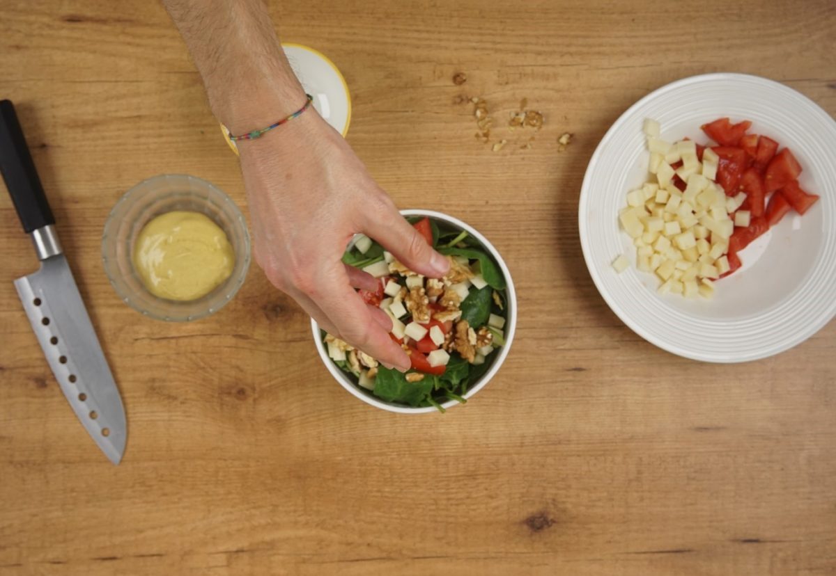 Ensalada de espinacas con queso y nueces. Un plato nutritivo y riquísimo