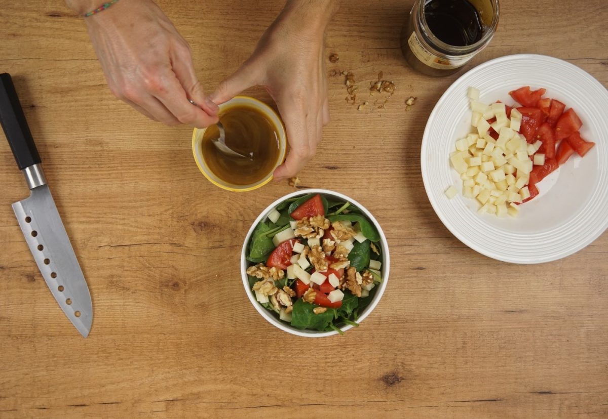 Ensalada de espinacas con queso y nueces. Un plato nutritivo y riquísimo
