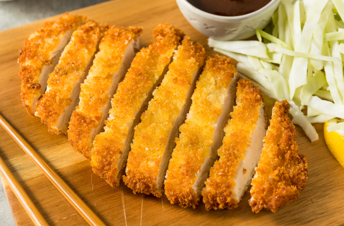 Katsudon. Delicioso plato japonés con cerdo empanado