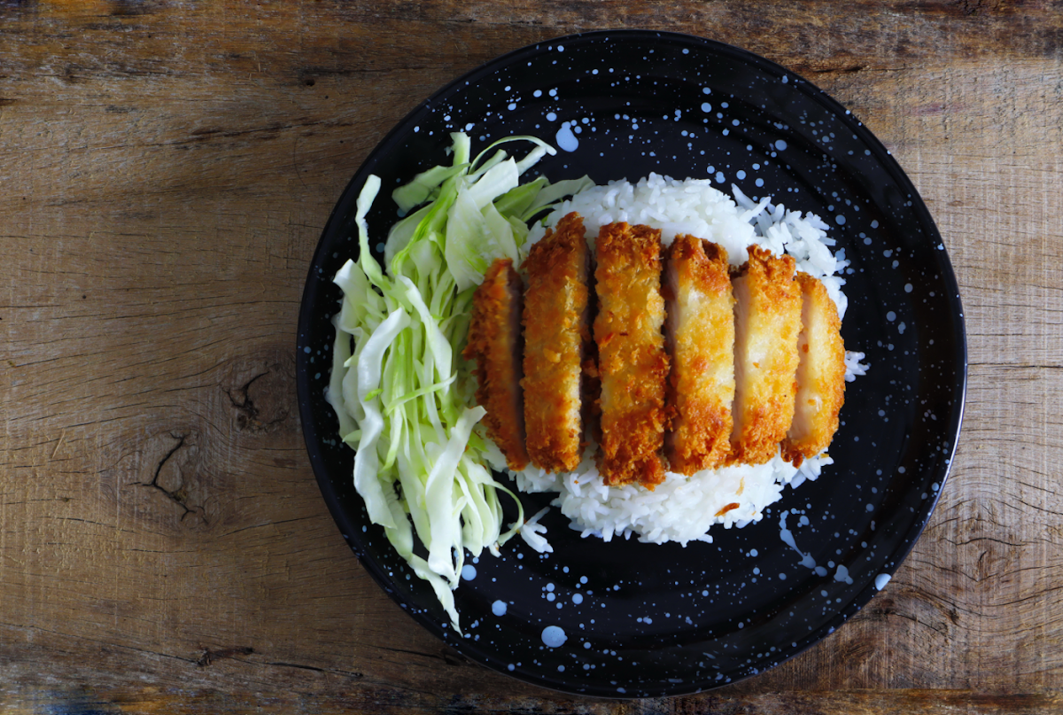 Katsudon. Delicioso plato japonés con cerdo empanado