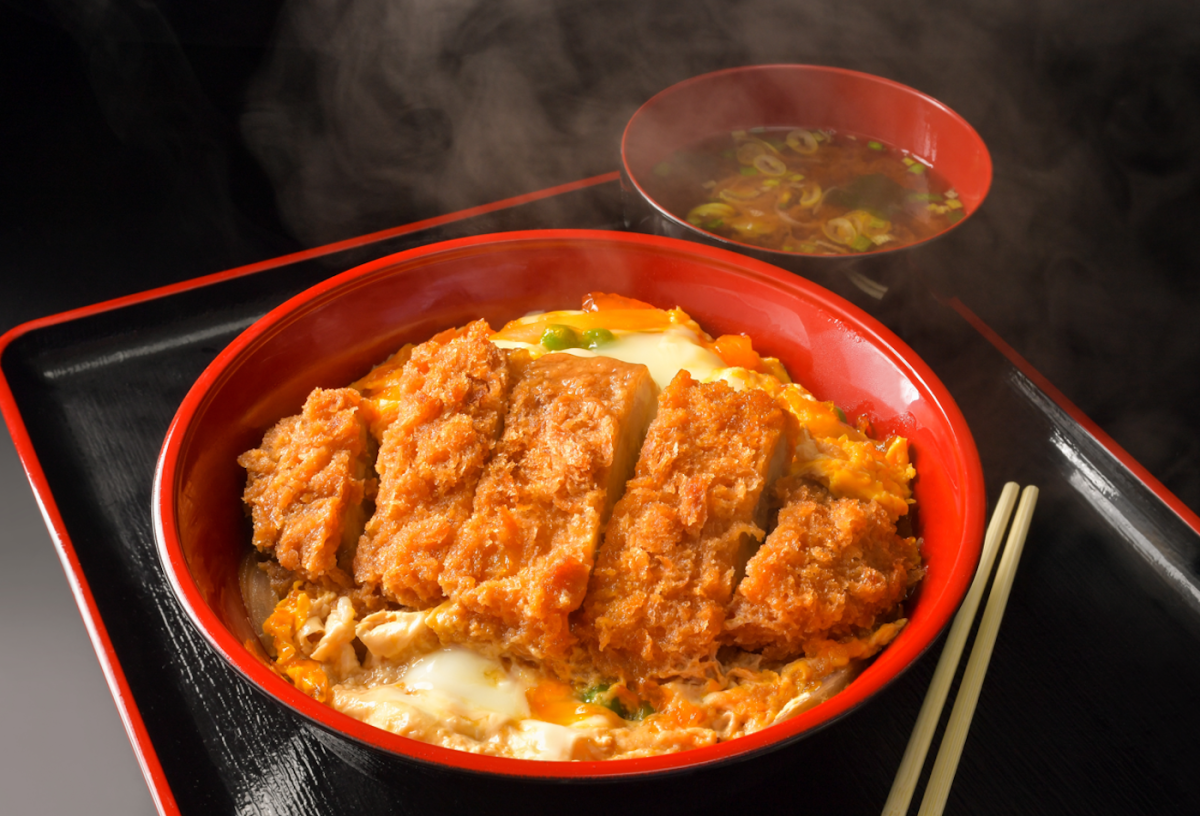 Katsudon. Delicioso plato japonés con cerdo empanado