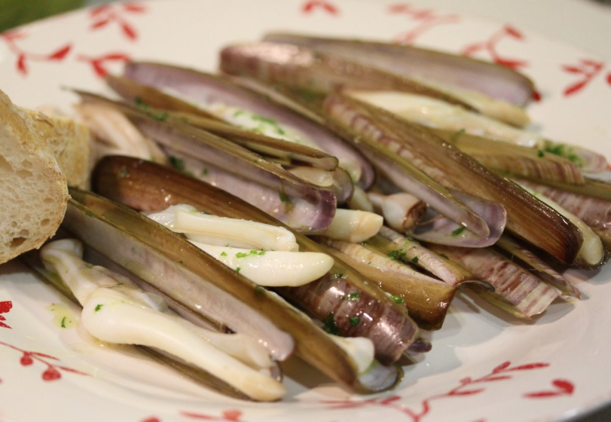 Navajas gallegas a la plancha con ajo y perejil