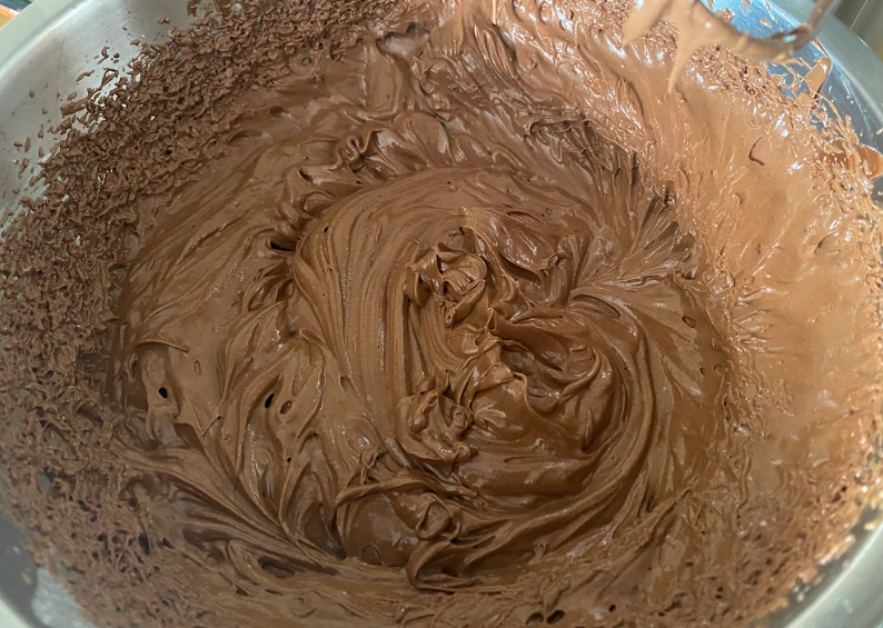Pastel de chocolate. Postre esponjoso y jugoso para cualquier celebración