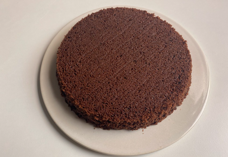 Pastel de chocolate. Postre esponjoso y jugoso para cualquier celebración