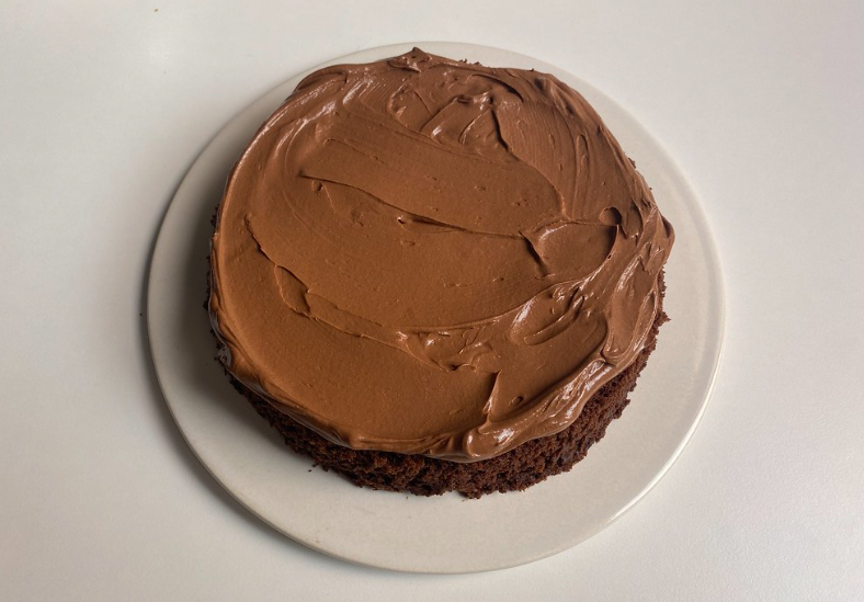 Pastel de chocolate. Postre esponjoso y jugoso para cualquier celebración
