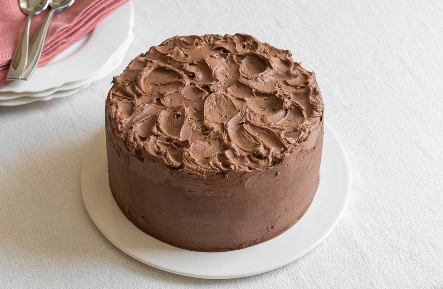 Pastel de chocolate. Postre esponjoso y jugoso para cualquier celebración