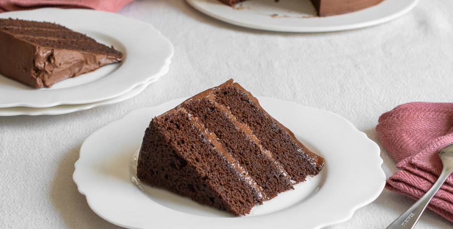 Pastel de chocolate. Postre esponjoso y jugoso para cualquier celebración