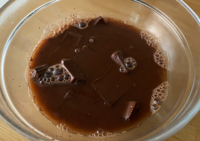 Pastel de chocolate. Postre esponjoso y jugoso para cualquier celebración