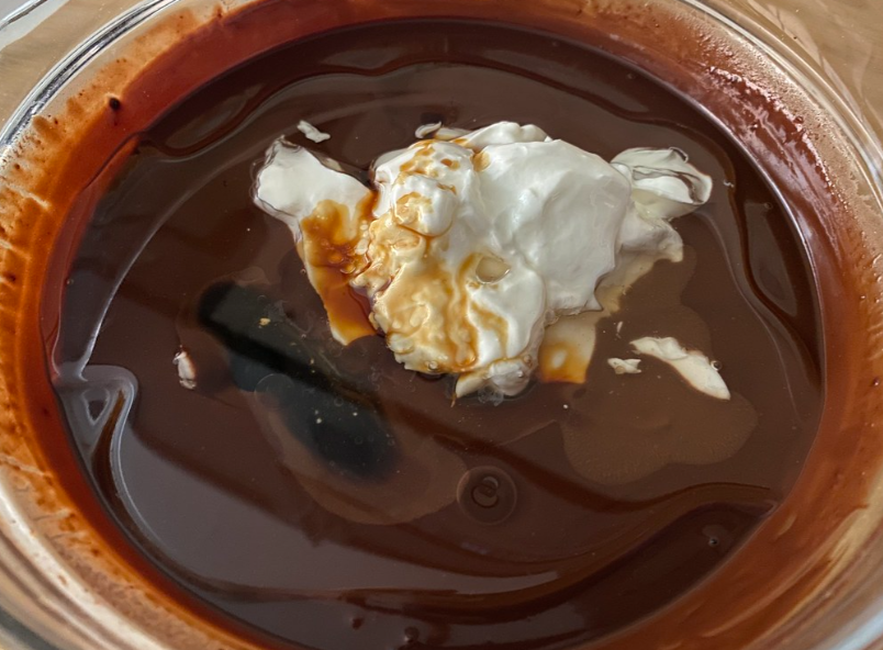Pastel de chocolate. Postre esponjoso y jugoso para cualquier celebración