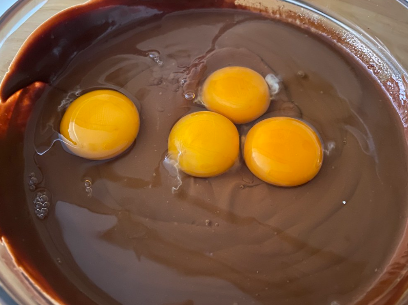 Pastel de chocolate. Postre esponjoso y jugoso para cualquier celebración