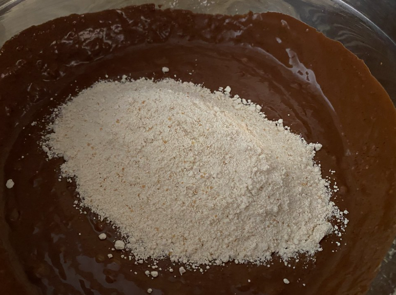 Pastel de chocolate. Postre esponjoso y jugoso para cualquier celebración