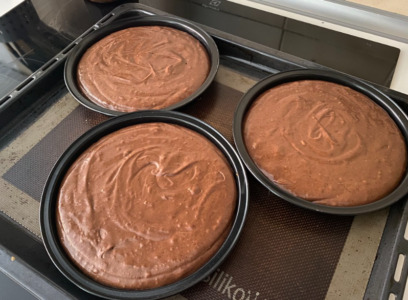 Pastel de chocolate. Postre esponjoso y jugoso para cualquier celebración