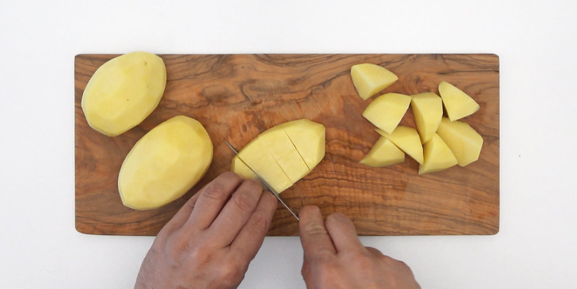 Cómo hacer patatas bravas. La tapa auténtica más madrileña