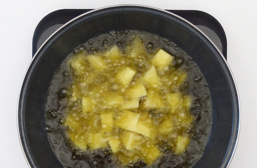 Cómo hacer patatas bravas. La tapa auténtica más madrileña