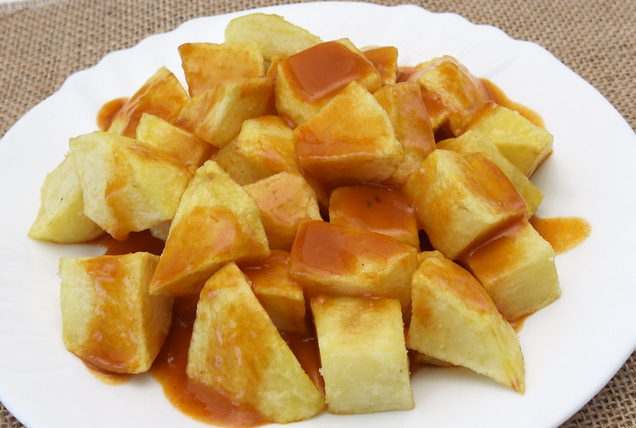Cómo hacer patatas bravas. La tapa auténtica más madrileña